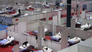 Un hospital de campaña a las afueras de Madrid y una imagen que lo dice todo. (Foto/AP)