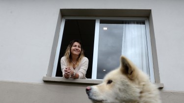 Alejandra Cañupan en su hogar recuperada, junto a su perra Akita. (Foto Alfredo Leiva) 