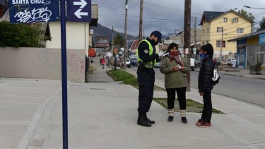 Desde este lunes y hasta el 9 de mayo rigen nuevos horarios comerciales y de circulación en Bariloche. Archivo