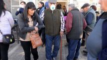 Imagen de Confusión y aglomeración de jubilados en los bancos de Bariloche