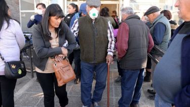La sucursal del banco Nación en calle Anasagasti de Bariloche tuvo mucha gente y no se respetó la distancia para evitar riesgos. Foto: Alfredo Leiva