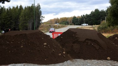 Con montículos de tierra en Bariloche se bloquea el paso a algunas calles que tienen ingreso desde la ruta 40. Foto: Alfredo Leiva