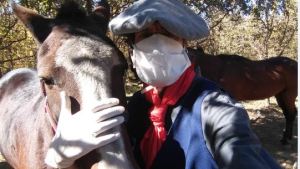 Vito, el gaucho con barbijo de Fernández Oro: «Si se cuida uno, nos cuidamos todos»