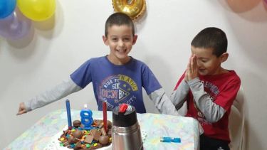 Los mellizos no pudieron ocultar su felicidad al soplar las velitas. Este martes cumplieron 8 años. (foto: gentileza)