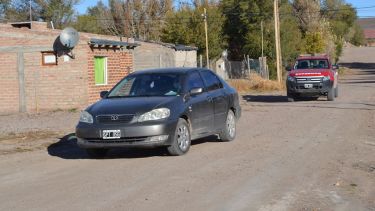 Un móvil de bomberos voluntarios y un vehículo particular recorre las calles de Jacobacci visitando a los niños en el día de su cumpleaños. (Foto: municipalidad de Jacobacci)
