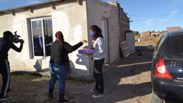 La mamá de Joaquín sale a recibir la torta y los obsequios que recibió el pequeño en su cumpleaños. (foto: gentileza).