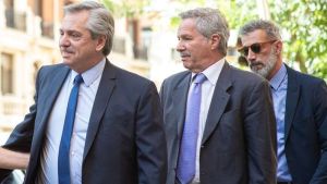 Analizan eximir del pago del impuesto del 30% a los argentinos varados en el exterior