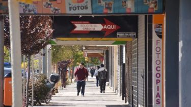 Los locales comerciales que no venden alimentos son los más golpeados. Archivo Yamil Regules.