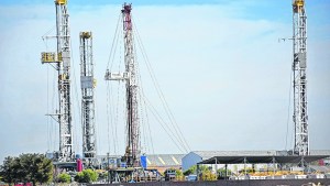 Crisis petrolera: cancelaron los contratos de más de 25 equipos