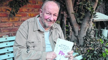 Desde su casa a orillas del Limay, Finzi le hace frente a la cuarentena escribiendo y trabajando en nuevas ideas. (Foto: Yamil Regules)