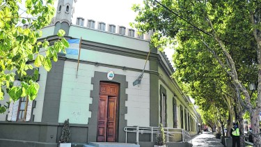 El gobierno debe afrontar subas salariales en un contexto de dificultades económicas. Foto: Yamil Regules.