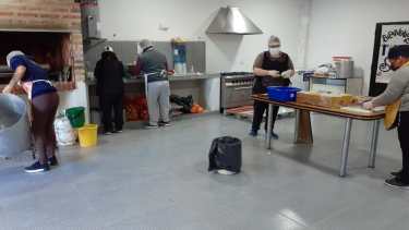 El municipio comenzó a entregar viandas con alimentos preparados. (Foto Néstor Salas)