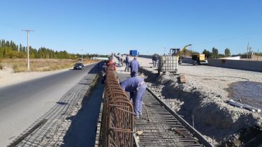 En el puente elevado de la ruta 22 que se construye en Godoy, el movimiento de operarios es constante. (Foto Néstor Salas)