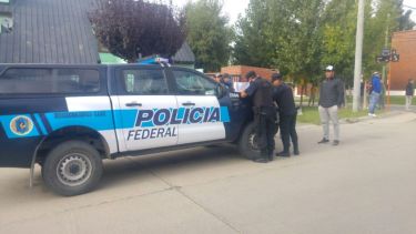 20 trabajadores reclamaban por el pago de sus sueldos en la vía pública y se les labraron actas por incumplir la cuarentena obligatoria. (Foto: Gentileza).