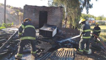 Un incendio en Centenario, en inmediaciones a Vista Alegre, sobre Ruta 7, provocó pérdidas totales en una vivienda. (Foto: Gentileza).
