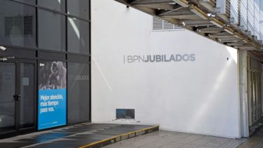 Los bancos reabren sus puertas para pagar jubilaciones y beneficiarios sociales. (Florencia Salto).-