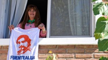 Sandra Rodríguez, compañera de Carlos Fuentealba, el docente asesinado, desde la ventana de su casa. Foto Florencia Salto.