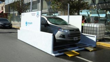 Los autos pasan por la rampa y son desinfectados Foto: Prensa Municipal