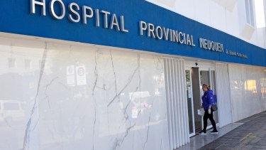 Un adolescente fue trasladado de urgencia desde San Martín a Neuquén con principio de ahogamiento. (Foto Florencia Salto).