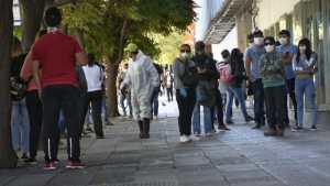 Beneficiarios de planes sociales comienzan a cobrar con tarjeta en Neuquén