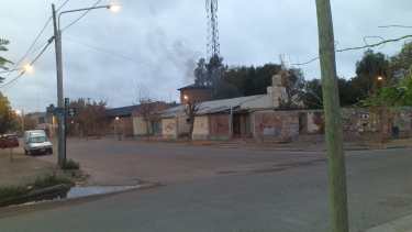Seis procesados con prisión preventiva, alojados en la Comisaría 44, iniciaron un incendio en el patio interno de la Unidad. (Foto: Gentileza @tambonic).