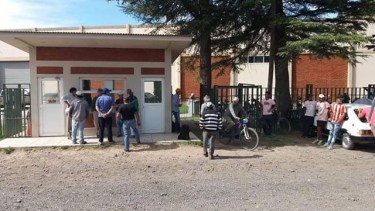 Trabajadores del galpón La Deliciosa, de Centenario, reclaman desde el 6 de abril el pago de los haberes de marzo. El miércoles pasado abandonaron el portón del establecimiento, ante la promesa de abonar la totalidad de salarios. Aun falta pagarle a 40 empleados. (Foto: Gentileza).