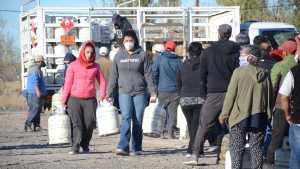 Neuquén: En Nueva Esperanza se formó una extensa fila de personas por el reparto de garrafas