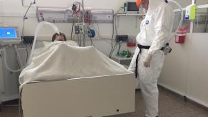 Un traje «made in Bariloche» para aislar a los médicos del hospital Ramón Carrillo