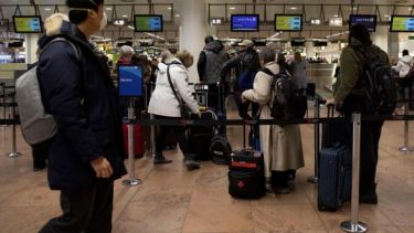 Miles de argentinos varados en el exterior aún esperan una respuesta. (Foto: AP)