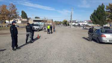 La salida y entrada a Choele Choel está interrumpida tanto en la Ruta 22 como en la 250. (foto: Jorge Tanos)