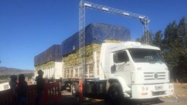 Los camiones pasan por debajo de la estructura para ser desinfectados. (Gentileza).-