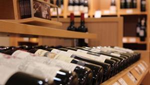 Vinotecas de Cipolletti preocupadas por no poder abrir