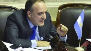 Contrapunto entre Weretilneck y Doñate por las certificaciones médicas digitales