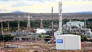 Refinerías: el personal cobrará un bono con piso de $30.000