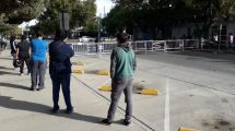 Imagen de Cadena solidaria para asistir a los adultos mayores que llegan al banco Nación de Roca