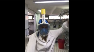 Video: estos médicos no están buceando, te están pidiendo ayuda