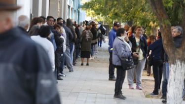 Cientos de vecinos esperan desde la madrugada ser atendidos en la sucursal del banco Nación, en Roca. (foto y video Juan Thomes)