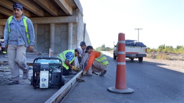 Comenzó la ejecución de obras debajo del puente elevado de la 22 a la altura de Ingeniero Huergo. (Foto Néstor Salas)