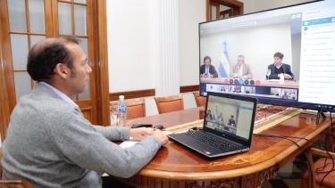 El gobernador vienen manteniendo reuniones por videoconferencia. Días atrás estuvo en una llamada con el presidente Fernández.