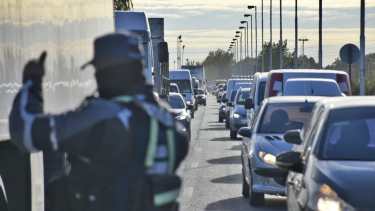 Los controles en los puentes entre Cipolletti y Neuquén sumaron nuevas medidas. Foto: Florencia Salto