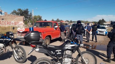 Dos hombres robaron 14 bolsas de cemento de una obra en construcción en Centenario. Un vecino alertó a la policía y lograron detenerlos mientras escapaban en una camioneta roja. (Foto: Gentileza).