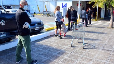 A partir del lunes 13 se deberán usar barbijos o "tapabocas caseros". Foto: Marcelo Ochoa.
