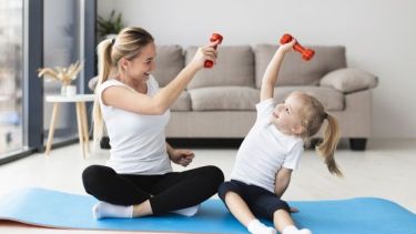 La propuesta plantea la posibilidad de entrenar desde casa, pero con rutinas establecidas por profesionales de la actividad física. No requieren mucho equipamiento. (Foto gentileza Freepik)