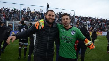 El técnico Germán Alecha y el arquero Matías Alasia, dos hombres claves para explicar el histórico triunfo en Cutral Co. (Fotos: Juan Thomes).