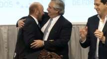 Imagen de Mal ejemplo presidencial en Formosa: sin barbijo y a los abrazos