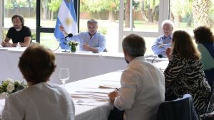 Alberto Fernández analizaba el futuro del aislamiento con funcionarios y expertos