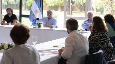 Fernández mantiene estos encuentros para evaluar la evolución del contexto sanitario.  Foto: archivo.-