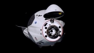 La nave Crew Dragon se acopló con éxito a la Estación Espacial Internacional