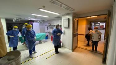 La foto fue sacada durante uno de los simulacros de atención a pacientes con coronavirus, la pandemia que trajo una nueva realidad para el personal de salud. (Archivo Gentileza).-