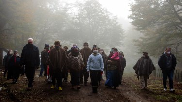 La presidenta del INAI, Magdalena Odarda, visitó, junto a funcionarios del Ministerio de Seguridad de Nación, en mayo pasado a la comunidad Buenuleo en el cerro Ventana de Bariloche. (Foto: Marcelo Martínez)